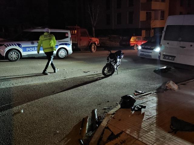 &Ccedil;orum'da motosiklet otomobille &ccedil;arpıştı: 2 yaralı