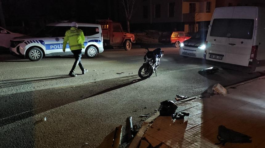 &Ccedil;orum'da motosiklet otomobille &ccedil;arpıştı: 2 yaralı
