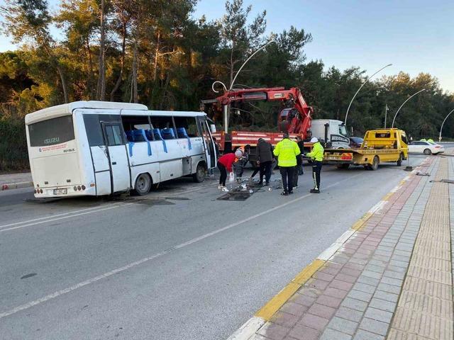 Antalya&rsquo;da midib&uuml;s ile otomobil &ccedil;arpıştı: 3 yaralı 5