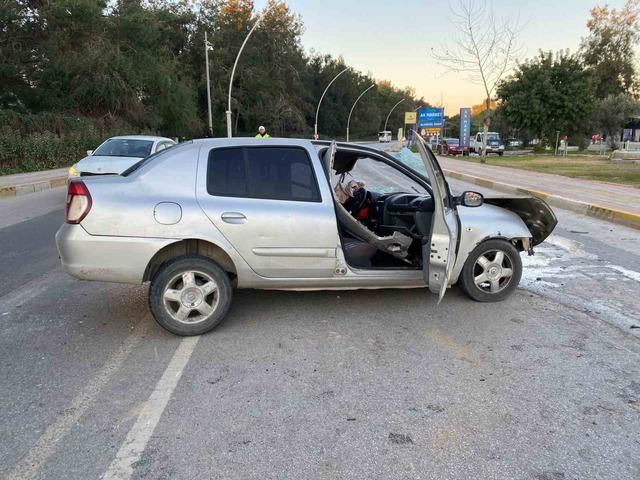 Antalya&rsquo;da midib&uuml;s ile otomobil &ccedil;arpıştı: 3 yaralı 4