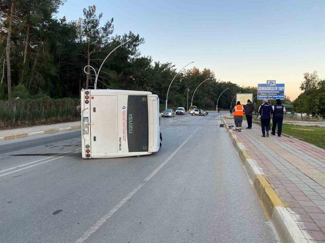 Antalya&rsquo;da midib&uuml;s ile otomobil &ccedil;arpıştı: 3 yaralı 3