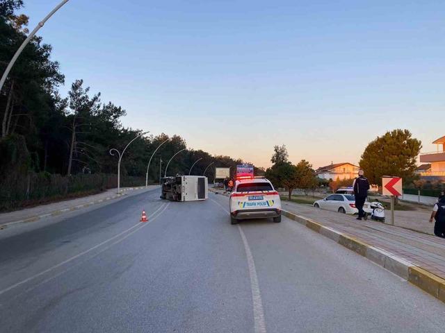 Antalya&rsquo;da midib&uuml;s ile otomobil &ccedil;arpıştı: 3 yaralı 2