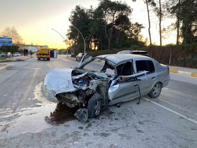 Antalya&rsquo;da midib&uuml;s ile otomobil &ccedil;arpıştı: 3 yaralı 1
