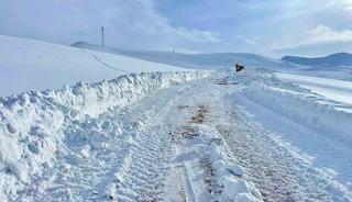 Kar kalınlığının yer yer 2 metreyi bulduğu b&ouml;lgede yol a&ccedil;ma &ccedil;alışması