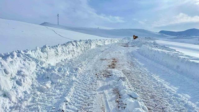Kar kalınlığının yer yer 2 metreyi bulduğu bölgede yol açma çalışması