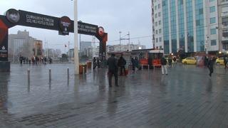 Son dakika: Taksim&rsquo;de kar yağışı aralıklarla etkisini g&ouml;steriyor