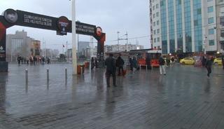 Taksim&rsquo;de kar yağışı aralıklarla etkisini g&ouml;steriyor