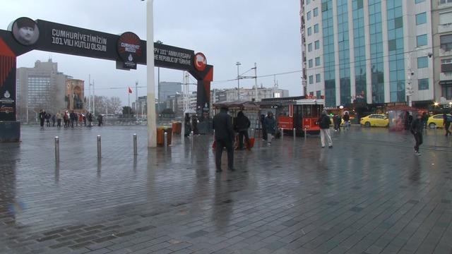 Taksim’de kar yağışı aralıklarla etkisini gösteriyor