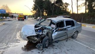 Antalya'da yolcu midib&uuml;s&uuml; ile otomobil &ccedil;arpıştı: 3 yaralı