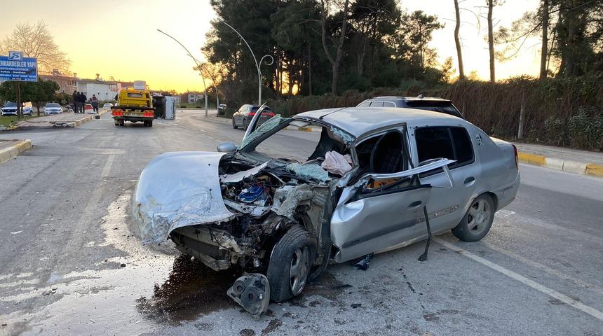 Antalya'da yolcu midib&uuml;s&uuml; ile otomobil &ccedil;arpıştı: 3 yaralı