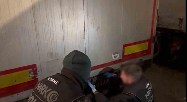 Bakan Yerlikaya:  220,7 kilogram kokain ve 69 kilogram skunk ele ge&ccedil;irildi  1