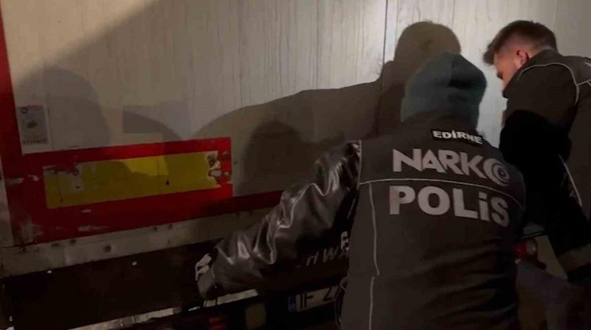 Bakan Yerlikaya: '220,7 kilogram kokain ve 69 kilogram skunk ele ge&ccedil;irildi'