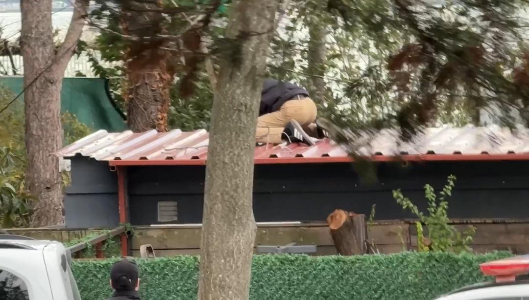 Sarıyer&rsquo;de silahla başından vurulmuş halde bulundu: &Ouml;l&uuml;m haberini alan yakınları &ccedil;atıya &ccedil;ıktı 4