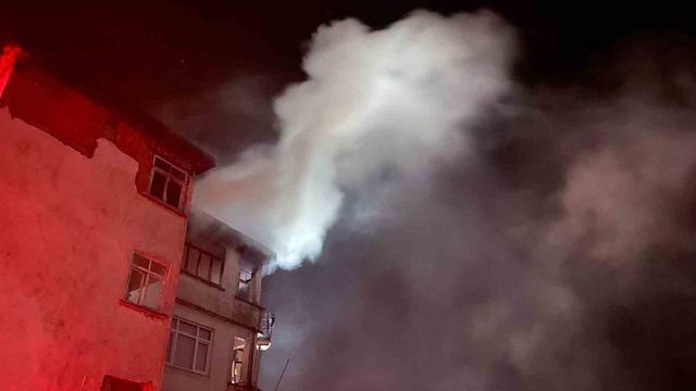 Artvin Hopa&rsquo;da apartman dairesinde yangın paniği 4