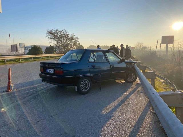 Kaza sonrası bariyerlerde asılı kaldı 2