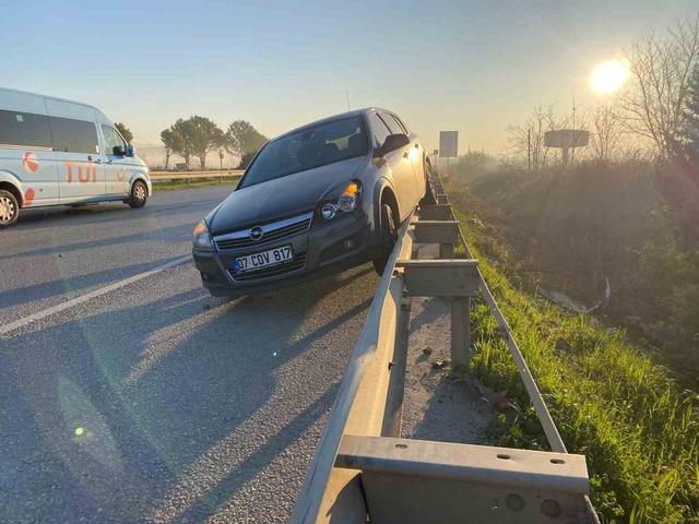 Kaza sonrası bariyerlerde asılı kaldı 5