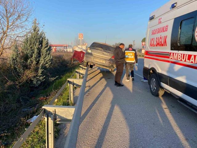 Kaza sonrası bariyerlerde asılı kaldı 6