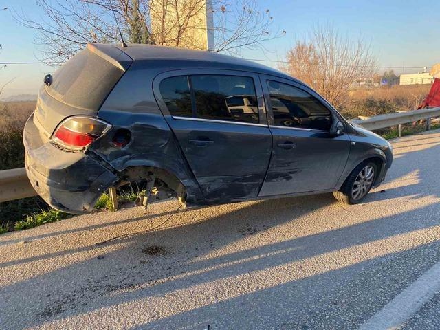 Kaza sonrası bariyerlerde asılı kaldı 7