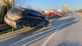 Son dakika: Kaza sonrası bariyerlerde asılı kaldı