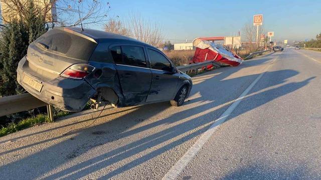 Kaza sonrası bariyerlerde asılı kaldı