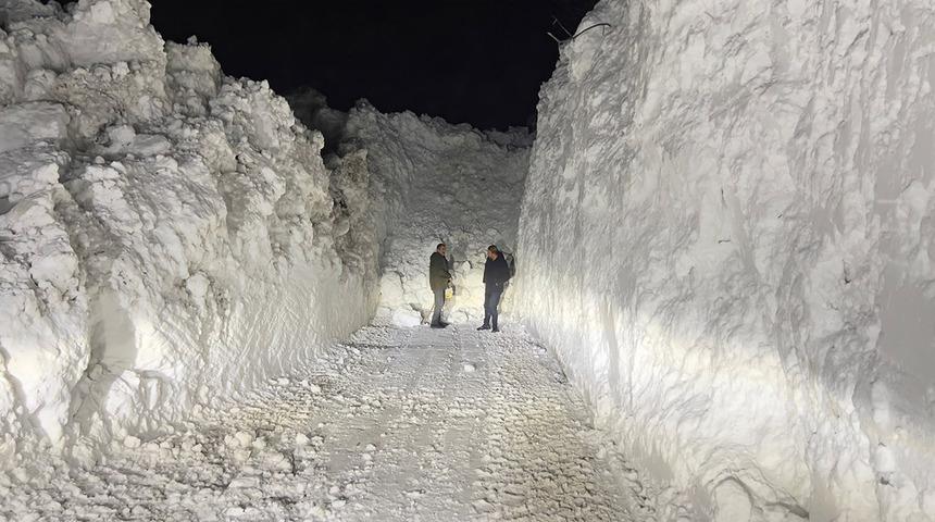 Kardan bir mağara gibi: Metrelerce y&uuml;kseklikteki &ccedil;ığ k&uuml;tleleri hayatı durdurdu