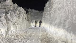 Kardan bir mağara gibi: Metrelerce yükseklikteki çığ kütleleri hayatı durdurdu
