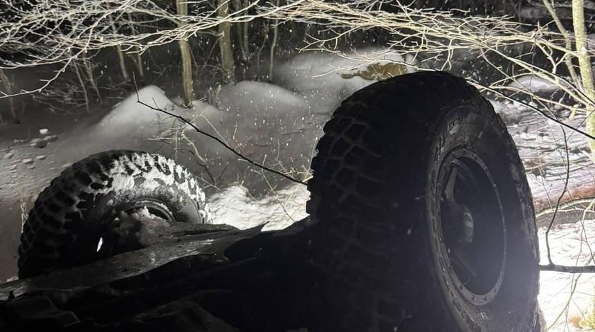 Kar yağışı kazaya neden oldu, İneg&ouml;l&rsquo;de cip u&ccedil;uruma yuvarlandı: 5 yaralı