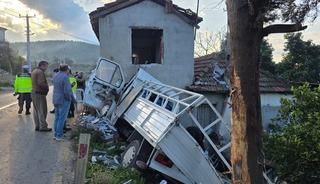 Kamyonet yol kenarındaki eve &ccedil;arptı, s&uuml;r&uuml;c&uuml; hayatını kaybetti