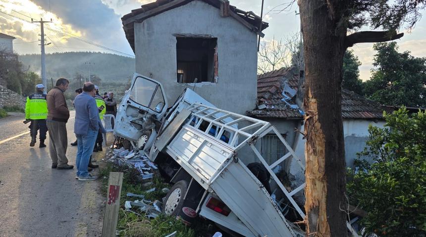 Yer: Muğla! Kamyonet yol kenarındaki eve &ccedil;arptı, s&uuml;r&uuml;c&uuml; hayatını kaybetti