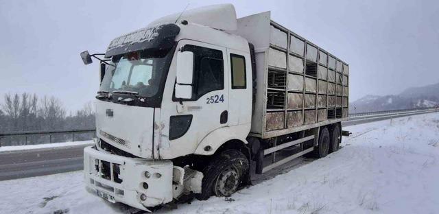 Bolu&rsquo;da kamyon ile hafif ticari ara&ccedil; &ccedil;arpıştı: 2 yaralı 3