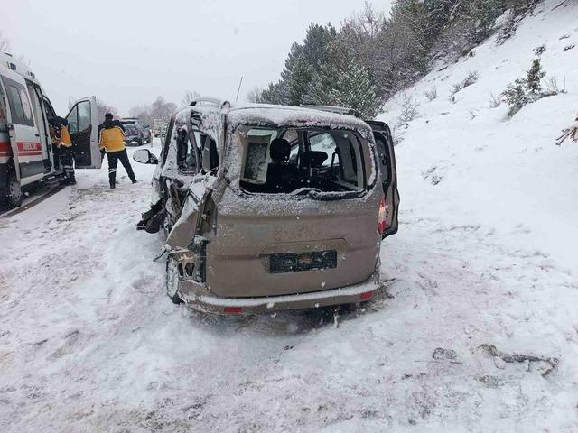 Bolu&rsquo;da kamyon ile hafif ticari ara&ccedil; &ccedil;arpıştı: 2 yaralı 2