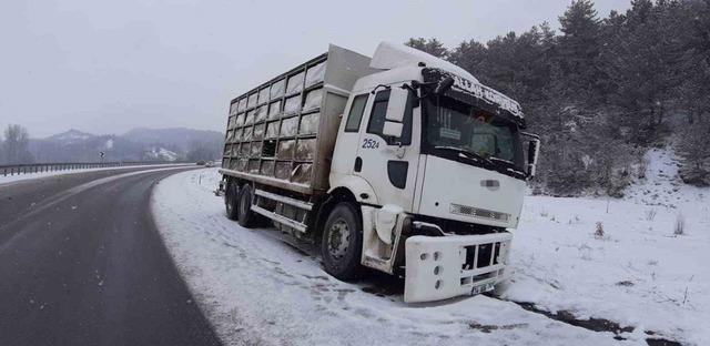 Bolu&rsquo;da kamyon ile hafif ticari ara&ccedil; &ccedil;arpıştı: 2 yaralı 1