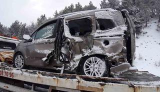 Bolu&rsquo;da kamyon ile hafif ticari ara&ccedil; &ccedil;arpıştı