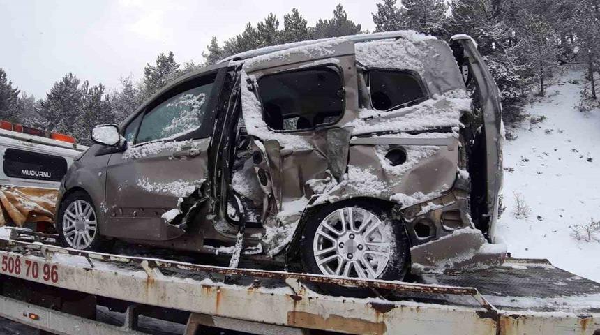 Bolu&rsquo;da kamyon ile hafif ticari ara&ccedil; &ccedil;arpıştı: 2 yaralı