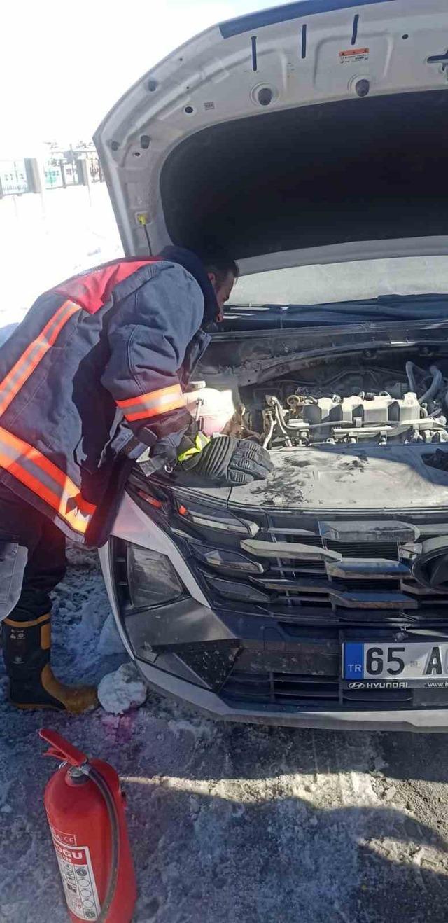 Van&rsquo;da seyir halindeki otomobil yandı 1