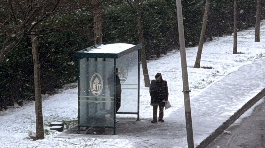 İstanbul'da kar yağışı: Y&uuml;ksek kesimler beyaza b&uuml;r&uuml;nd&uuml;