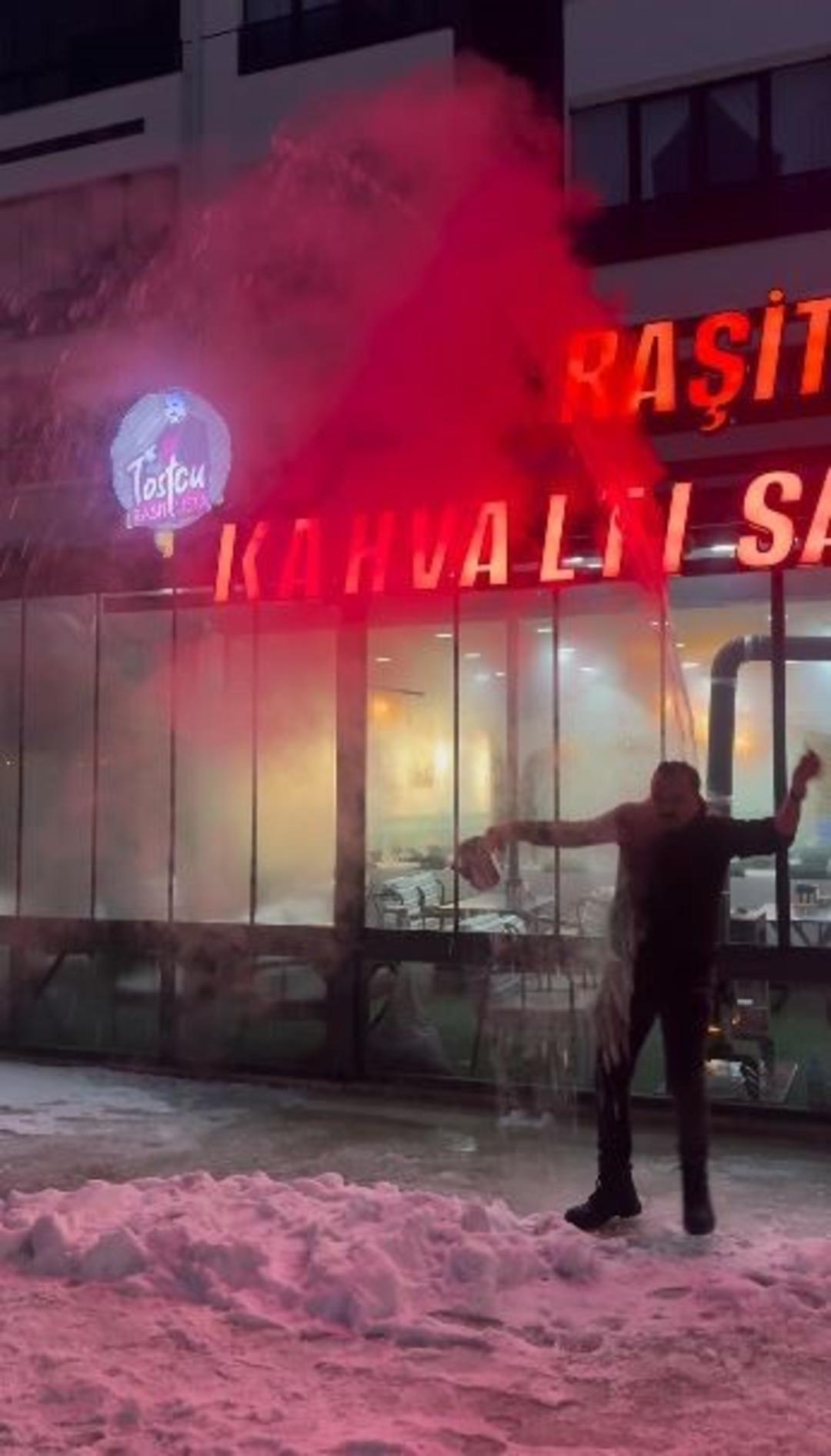 Sosyal medyanın &uuml;nl&uuml; tost&ccedil;usu cayır cayır yandı! Deneyin sonu k&ouml;t&uuml; biitti 5