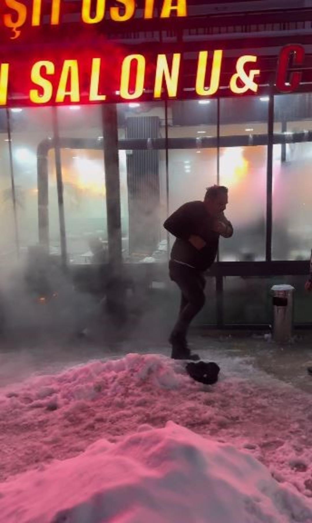 Sosyal medyanın &uuml;nl&uuml; tost&ccedil;usu cayır cayır yandı! Deneyin sonu k&ouml;t&uuml; biitti 6