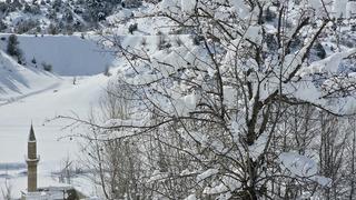 Son dakika: Sivas'ta Pusat-&Ouml;zen Barajı'nın y&uuml;zeyi buz tuttu! Barajın &ccedil;evresinde kar kalınlığı 1 metreyi aştı