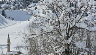 Sivas'ta Pusat-&Ouml;zen Barajı'nın y&uuml;zeyi buz tuttu! Barajın &ccedil;evresinde kar kalınlığı 1 metreyi aştı