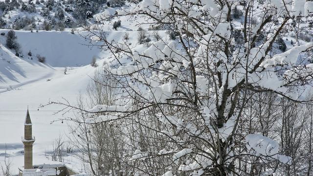Sivas'ta Pusat-Özen Barajı'nın yüzeyi buz tuttu! Barajın çevresinde kar kalınlığı 1 metreyi aştı