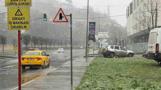 İstanbul&rsquo;da kar yağışı aralıklarla etkisini s&uuml;rd&uuml;r&uuml;yor 1