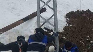 Çüngüş’te devrilen elektrik direkleri onarıldı