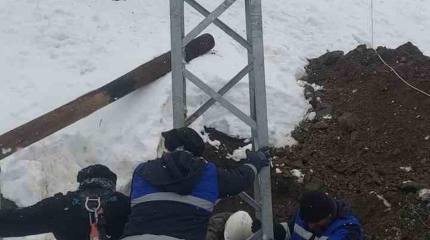 &Ccedil;&uuml;ng&uuml;ş&rsquo;te devrilen elektrik direkleri onarıldı