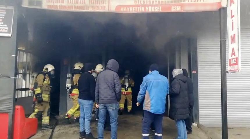 Kapalı d&uuml;kkandan &ccedil;ıkan dumanı fark etti, sanayi &ccedil;arşısını kurtardı