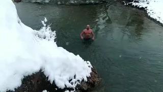 Tunceli’de sıra dışı anlar: Aynı vadide su samurları ve buz gibi suda yüzen gençler dikkat çekti