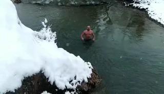 Tunceli&rsquo;de sıra dışı anlar: Aynı vadide su samurları ve buz gibi suda y&uuml;zen gen&ccedil;ler dikkat &ccedil;ekti