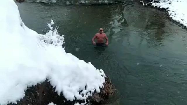 Tunceli’de sıra dışı anlar: Aynı vadide su samurları ve buz gibi suda yüzen gençler dikkat çekti