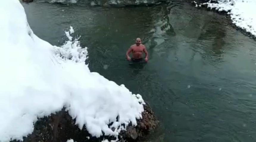 Tunceli&rsquo;de sıra dışı anlar: Aynı vadide su samurları ve buz gibi suda y&uuml;zen gen&ccedil;ler dikkat &ccedil;ekti