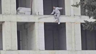 İnşaata çıkıp atlamak isteyen kişi ikna edildi